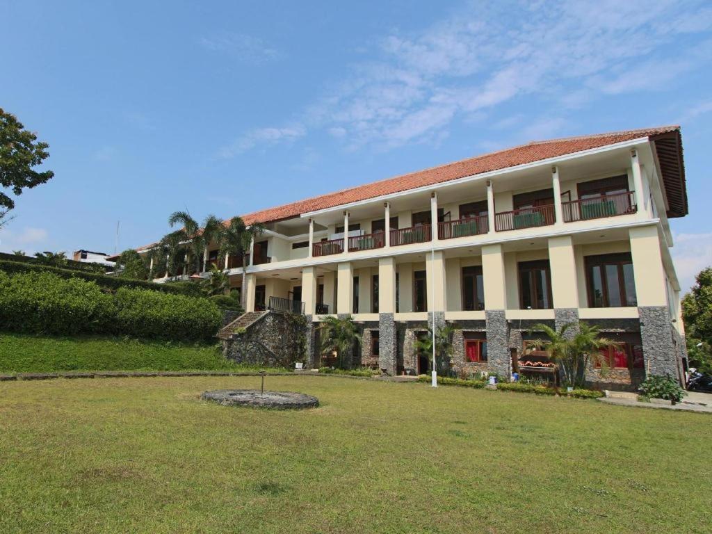 D'emmerick Salib Putih Salatiga