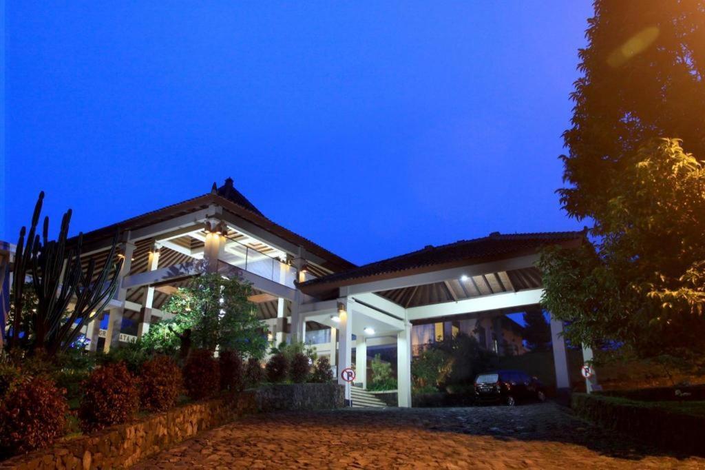 D'emmerick Salib Putih Hotel