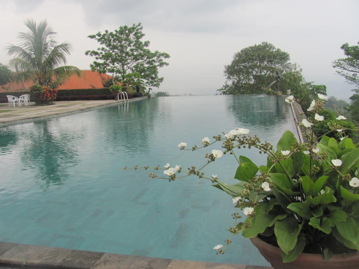 D'emmerick Salib Putih Salatiga